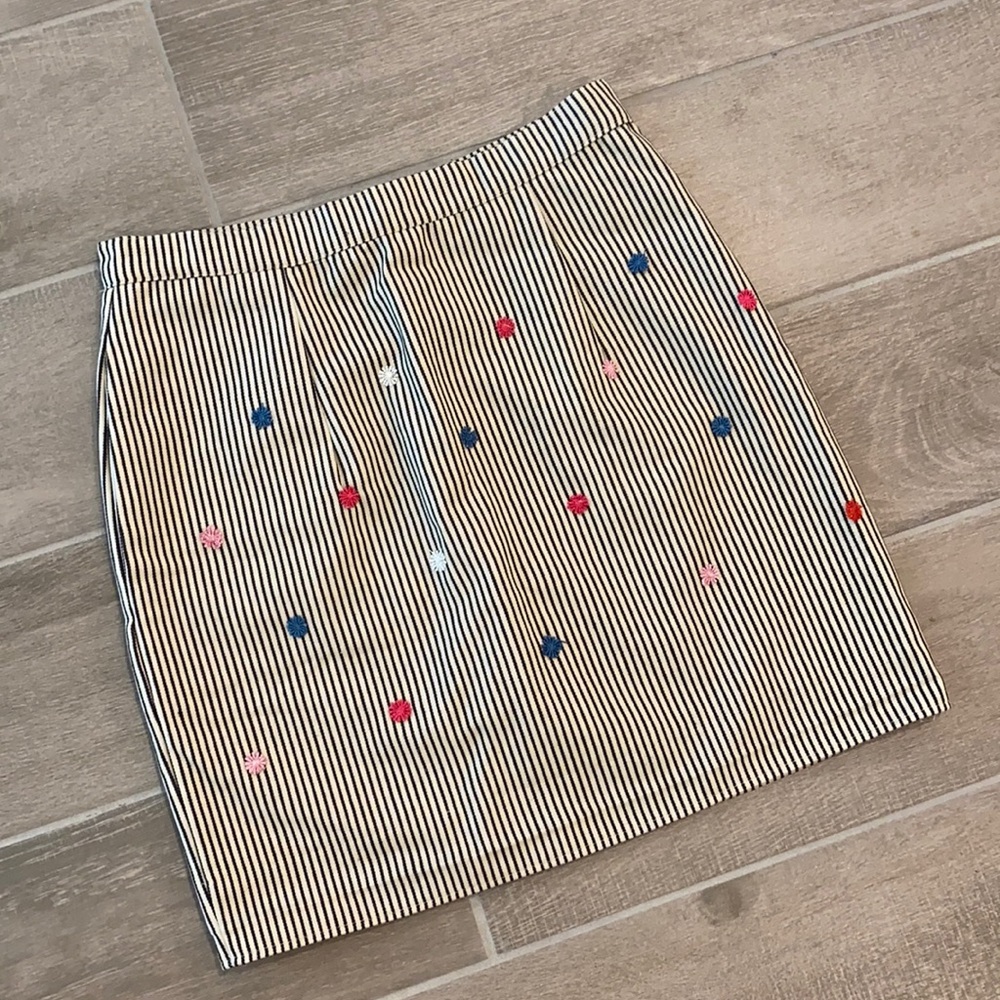 Mini skirt with stripes and flower embroidery.